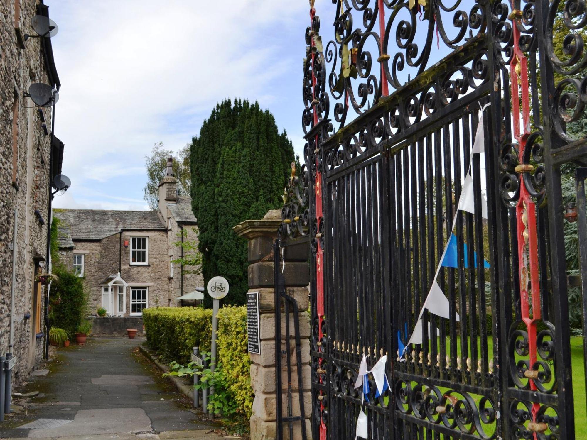 Church Walk Cottage Kendal Bagian luar foto